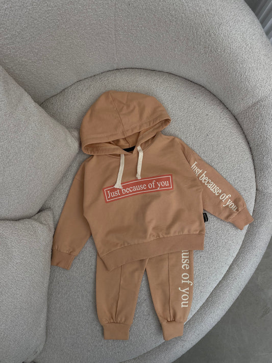 KOSTUM SPORTIV ME SHKRIM PERPARA