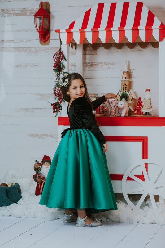 FUSTAN I GJATE ME DANTELLE NE PJESEN E SIPERME DHE I FRYRE POSHTE