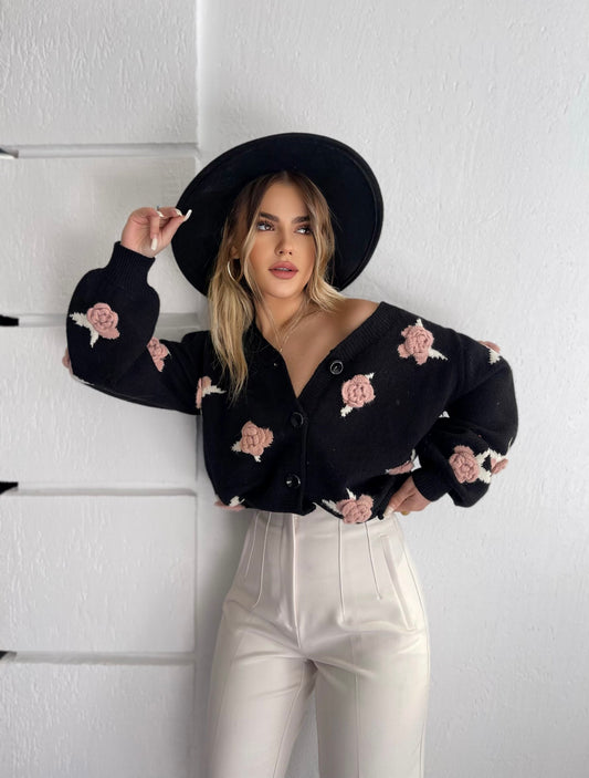 PULOVER ME TRENDAFILA NE PJESEN E PERPARME