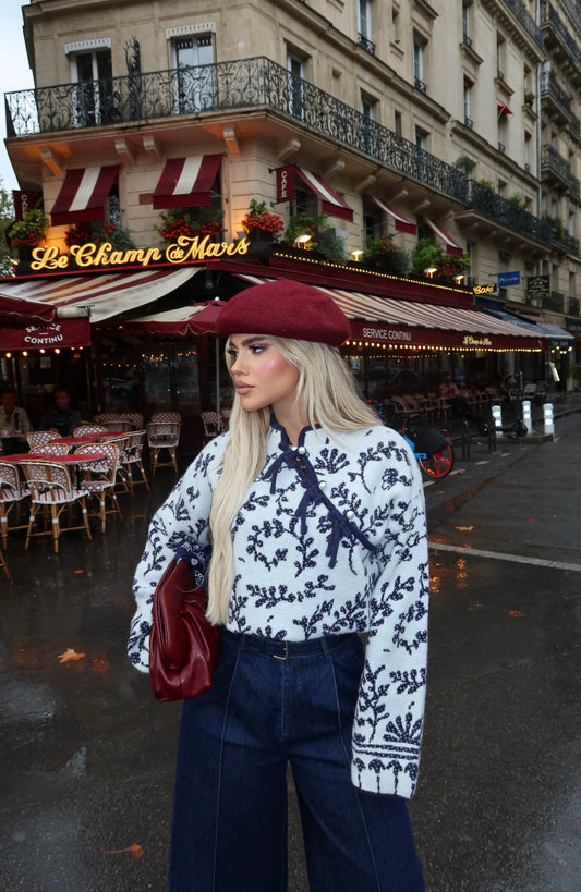 WHITE SWEATER WITH BLUE DETAILS