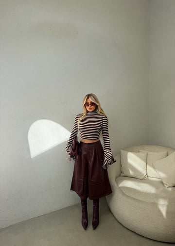 GLOSSY THREE-QUARTER LENGTH PANTS
